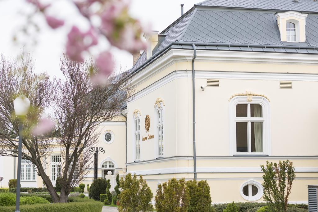 Amade Chateau Hotel Vrakun Exterior photo